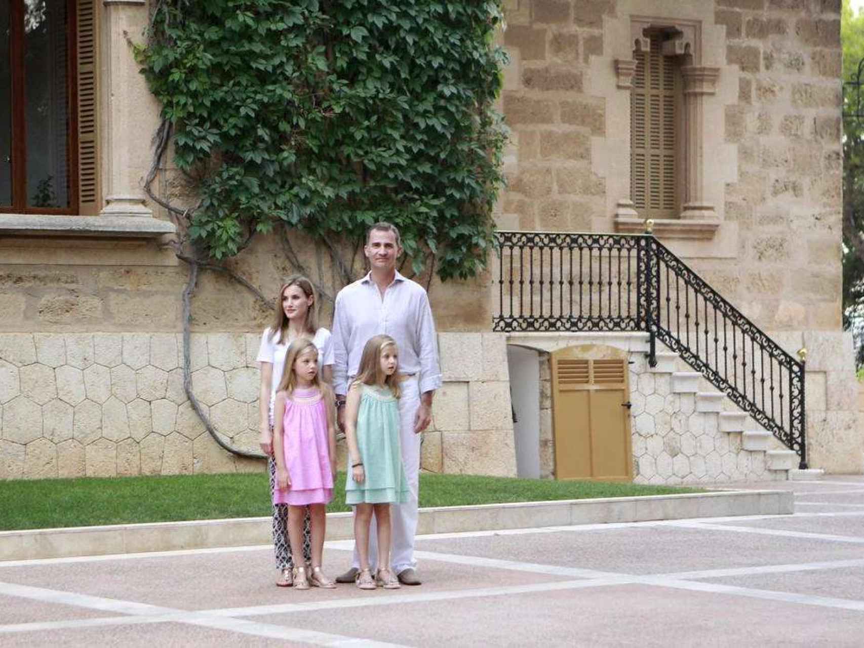 Felipe VI posa con su familia en Marivent.