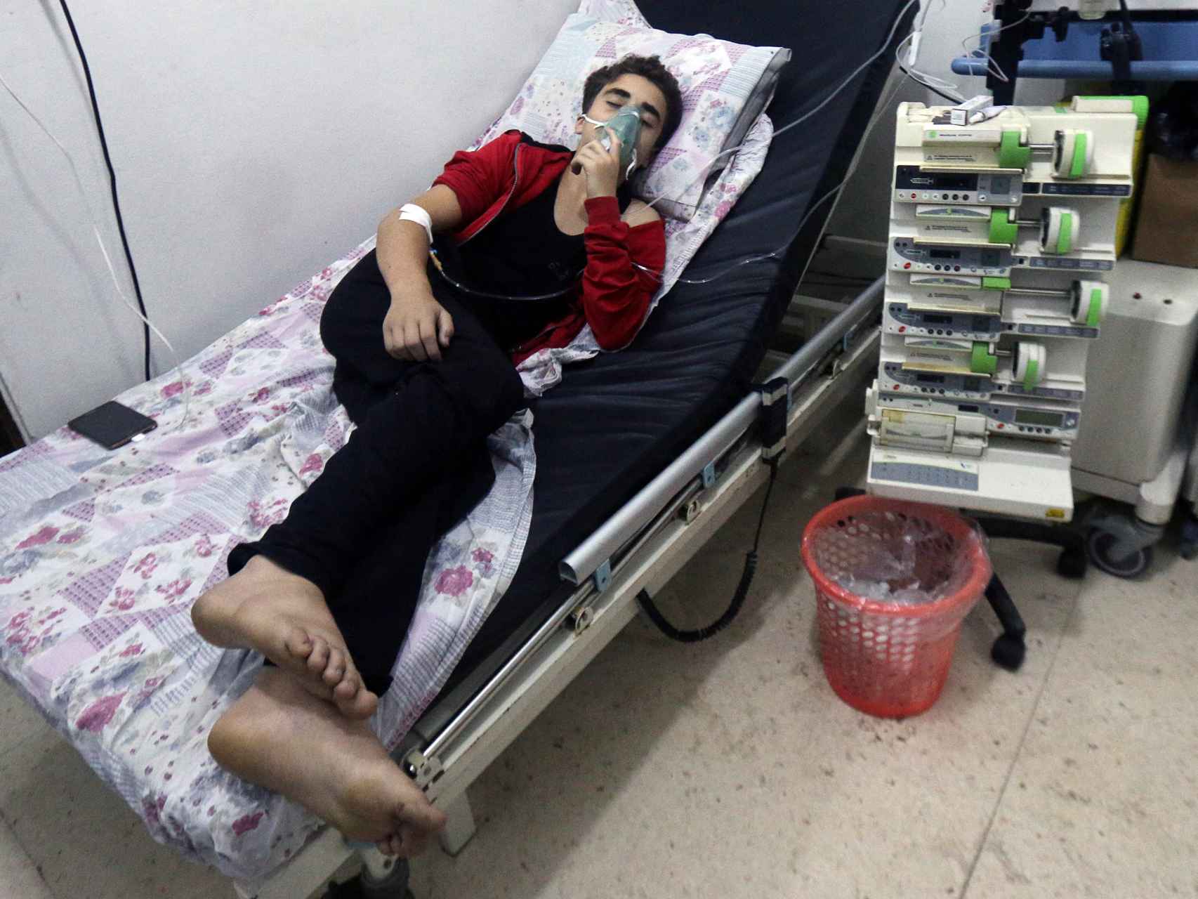 Un chico respira con la ayuda de una máscara de oxígeno tras el supuesto ataque con gas en Alepo.