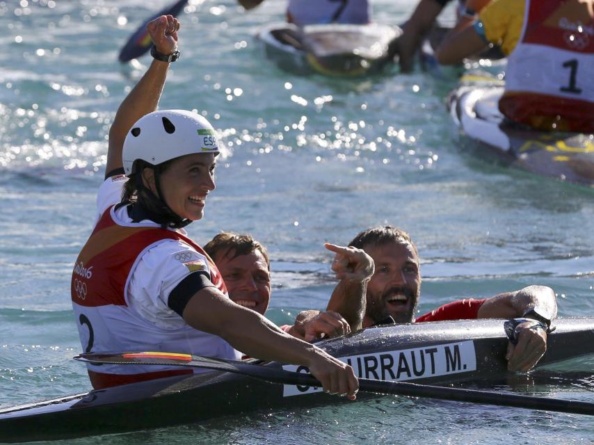 Chourraut celebra en el agua con su marido y el resto de su equipo.