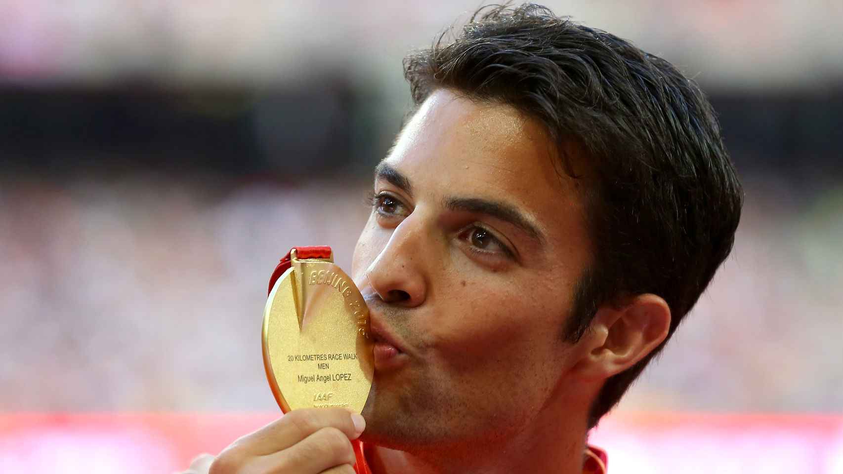 Miguel Ángel López besa la medalla de oro.