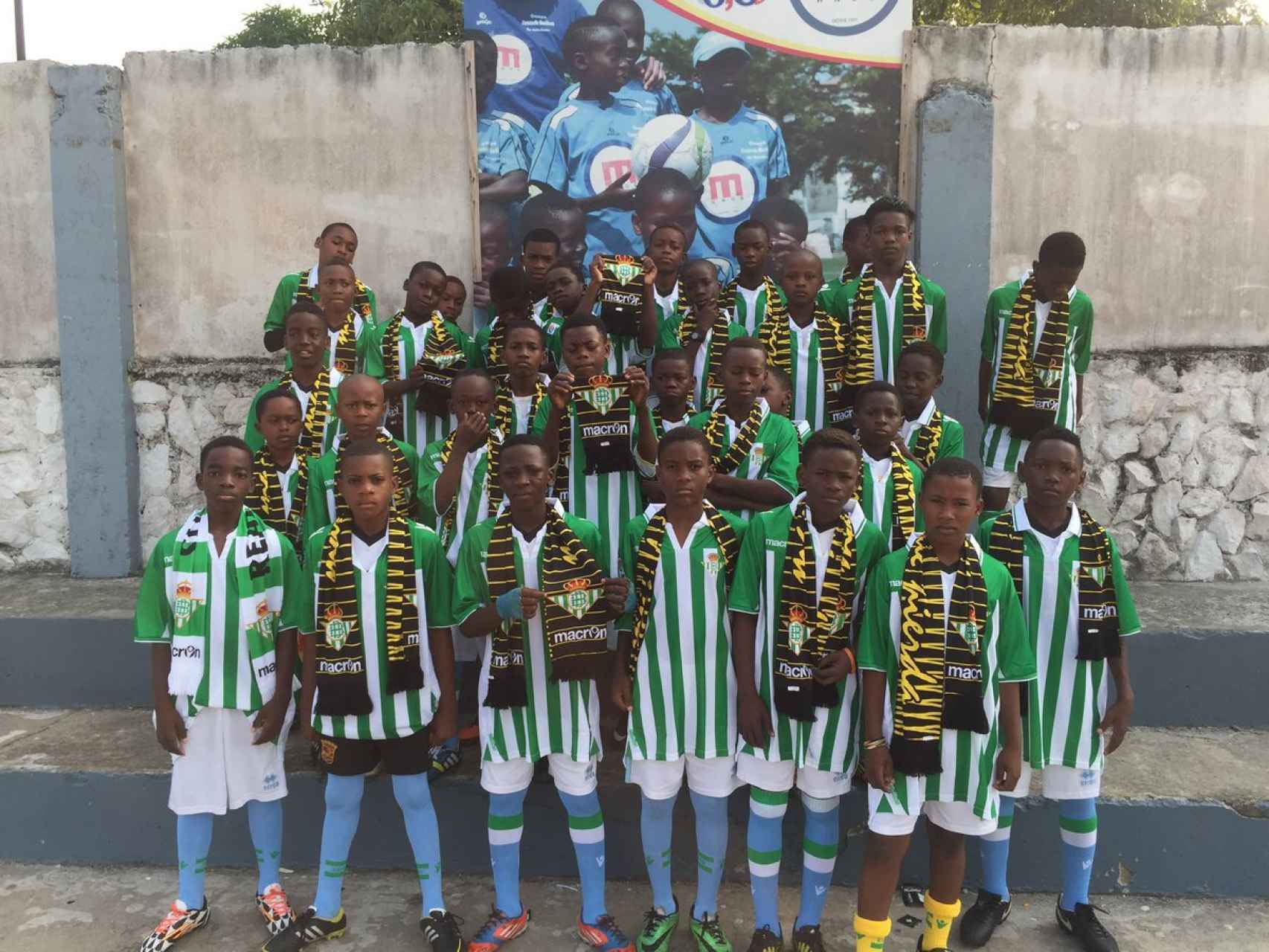 Jóvenes de Guinea Ecuatorial animando al Betis.