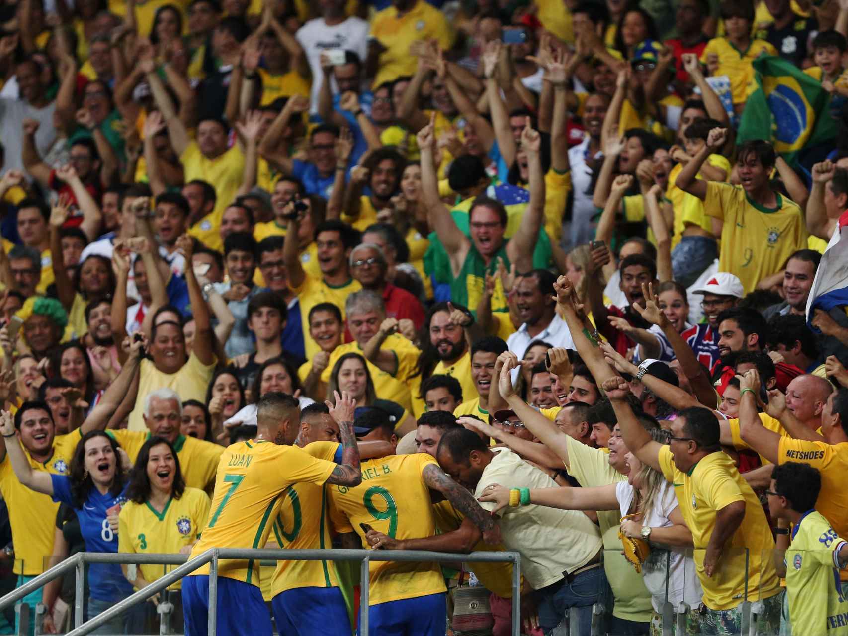 Los jugadores de Brasil celebran con la afición.