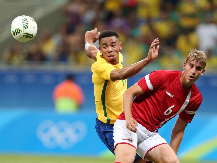 Gabriel Jesús en acción durante el partido.