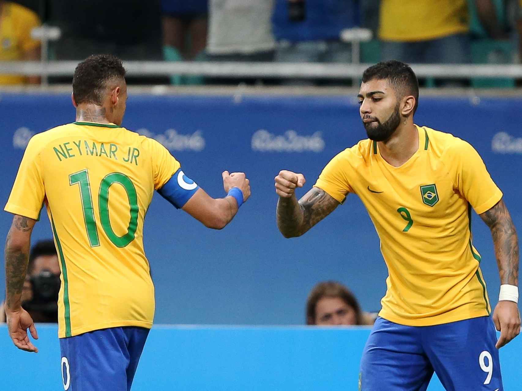 Neymar y Gabriel Barbosa celebran uno de los goles de Brasil.