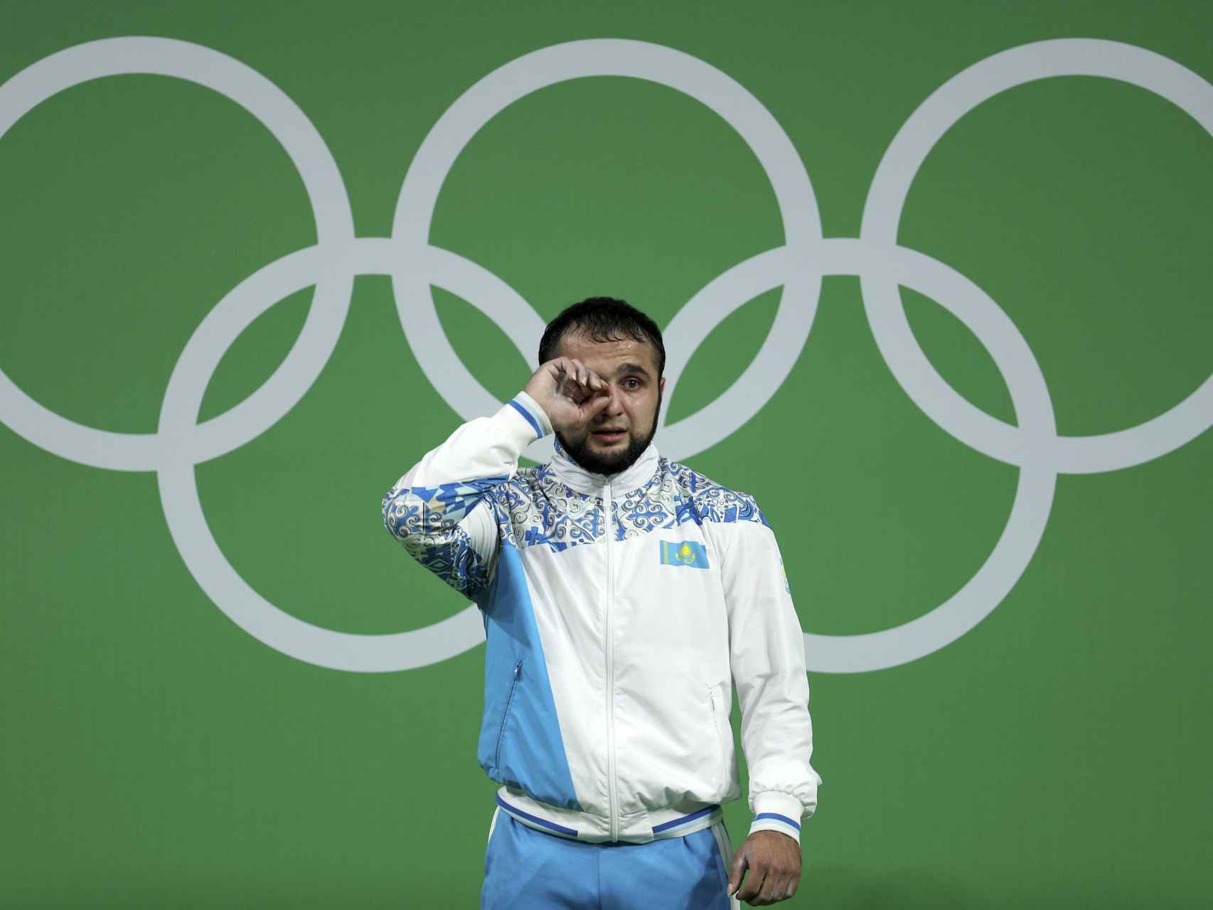 Nijat Rahimov tras recibir la medalla de oro en halterofilia.