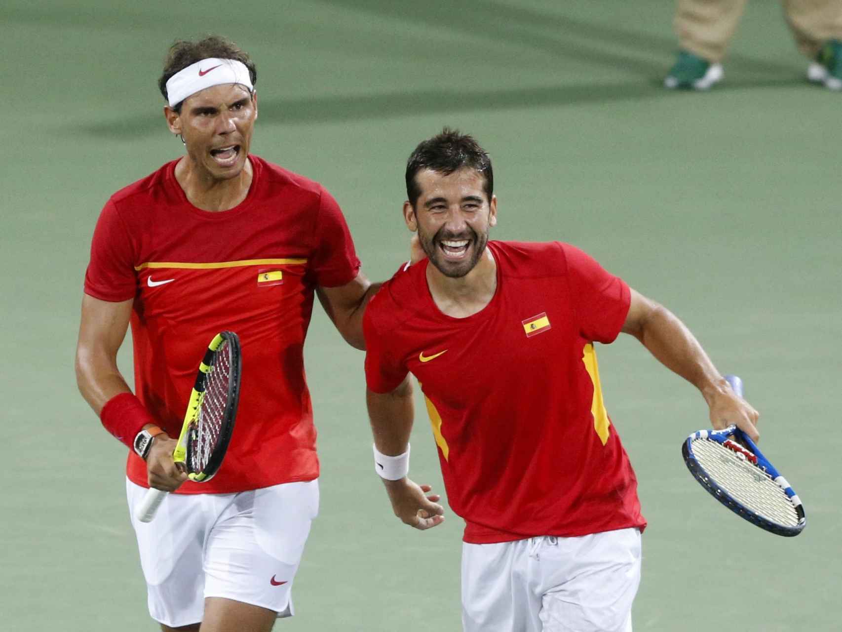 Nadal y López celebran su victoria.