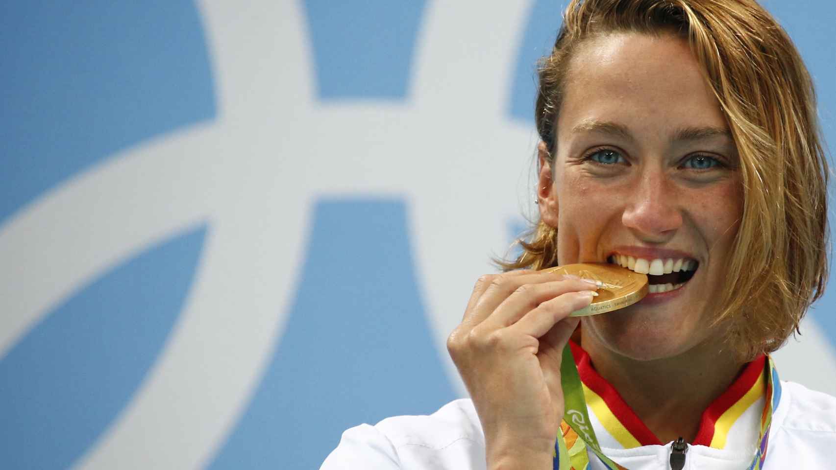 La nadadora española muerde su oro, el primero de la natación española desde Barcelona'92.