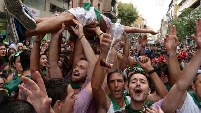 Una multitud celebra el inicio de las fiestas de San Lorenzo en Huesca.