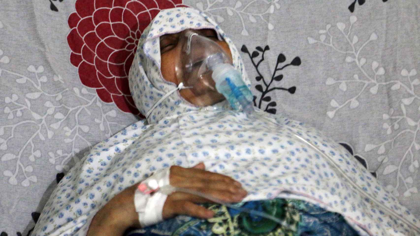 Una mujer respira con una máscara de oxígeno en un hospital de Alepo tras un posible ataque de gas cloro.