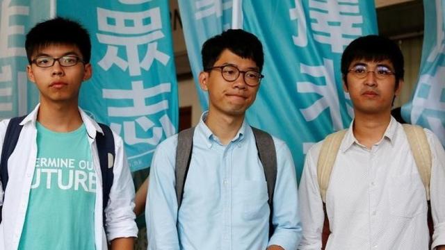 Joshua Wong, Natham Law y Alex Chow tras declarar ante el juez el pasado 21 de julio.