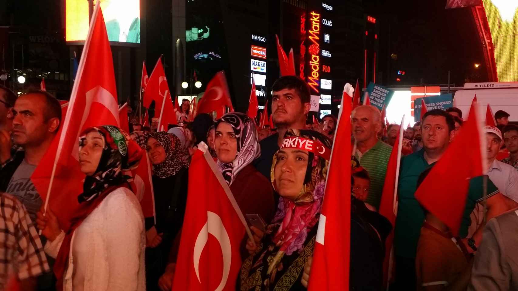 Concentración que el AKP organizó por la Democracia la semana después del golpe / B.Y.