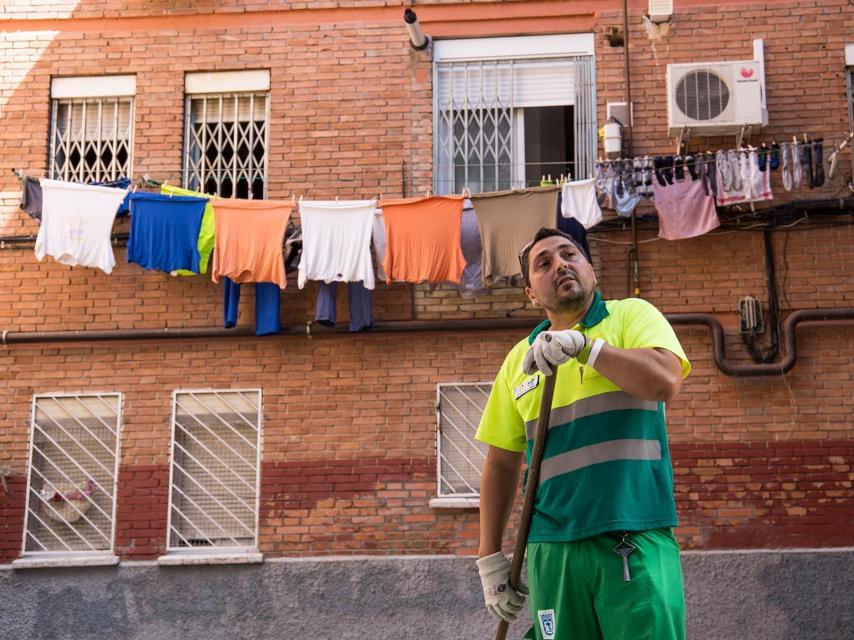 Jorge trabaja limpiando Vallecas.