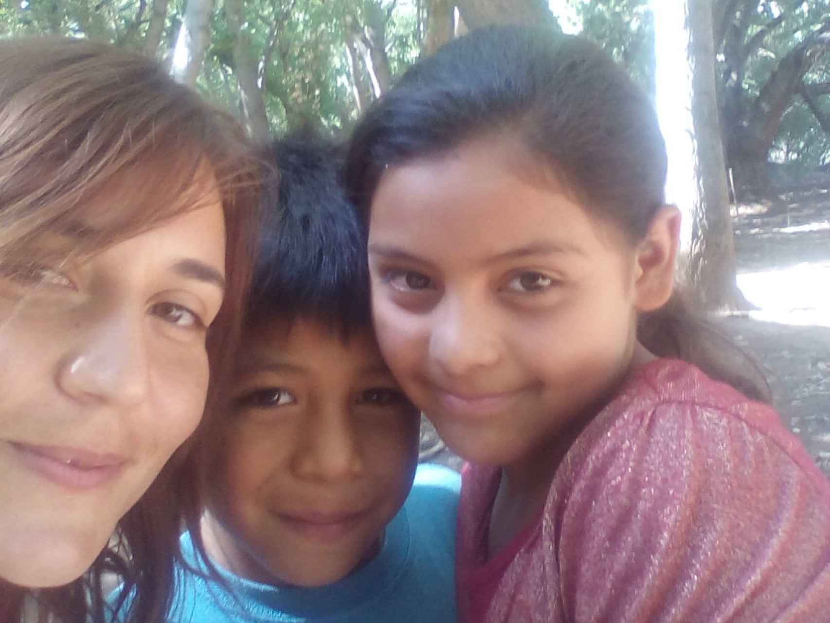 Rebeca Sánchez con dos niños que acuden al oratorio.