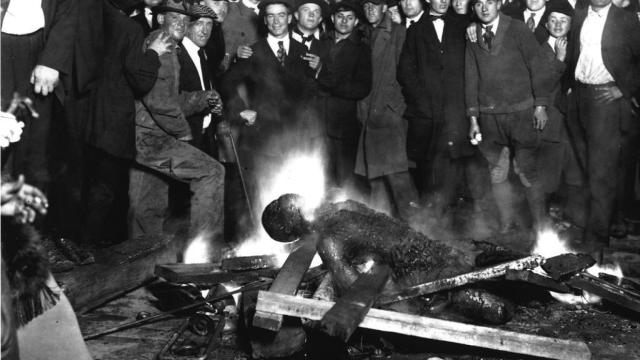 Vecinos de Omaha, Nebraska, ajusticiando a un supuesto bioquímico en 1919.