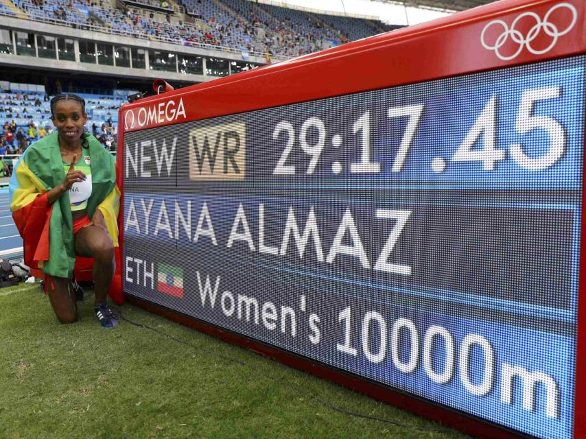 Almaz Ayana celebra su récord mundial.