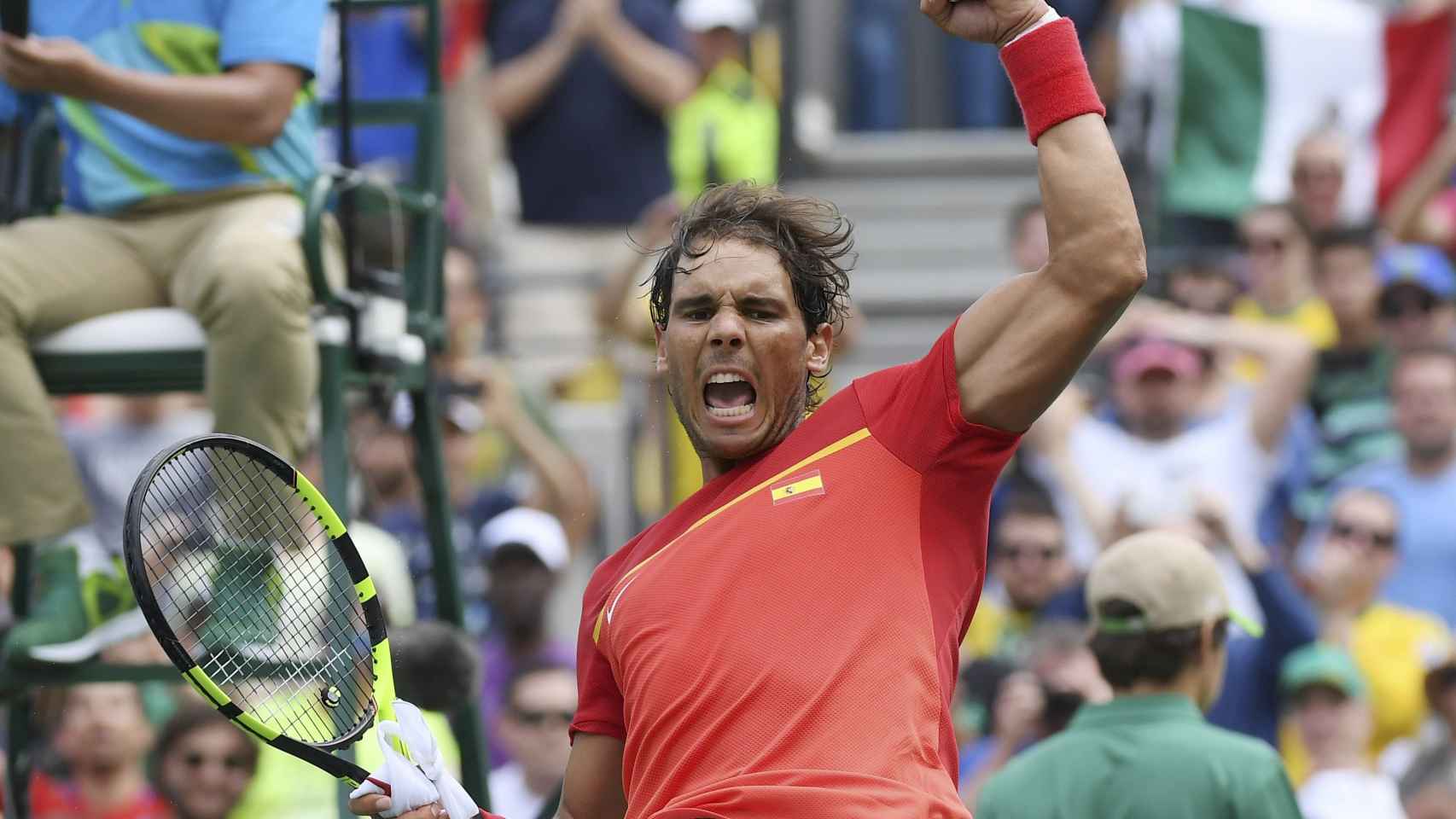 Rafa Nadal celebra su victoria con Marc López.