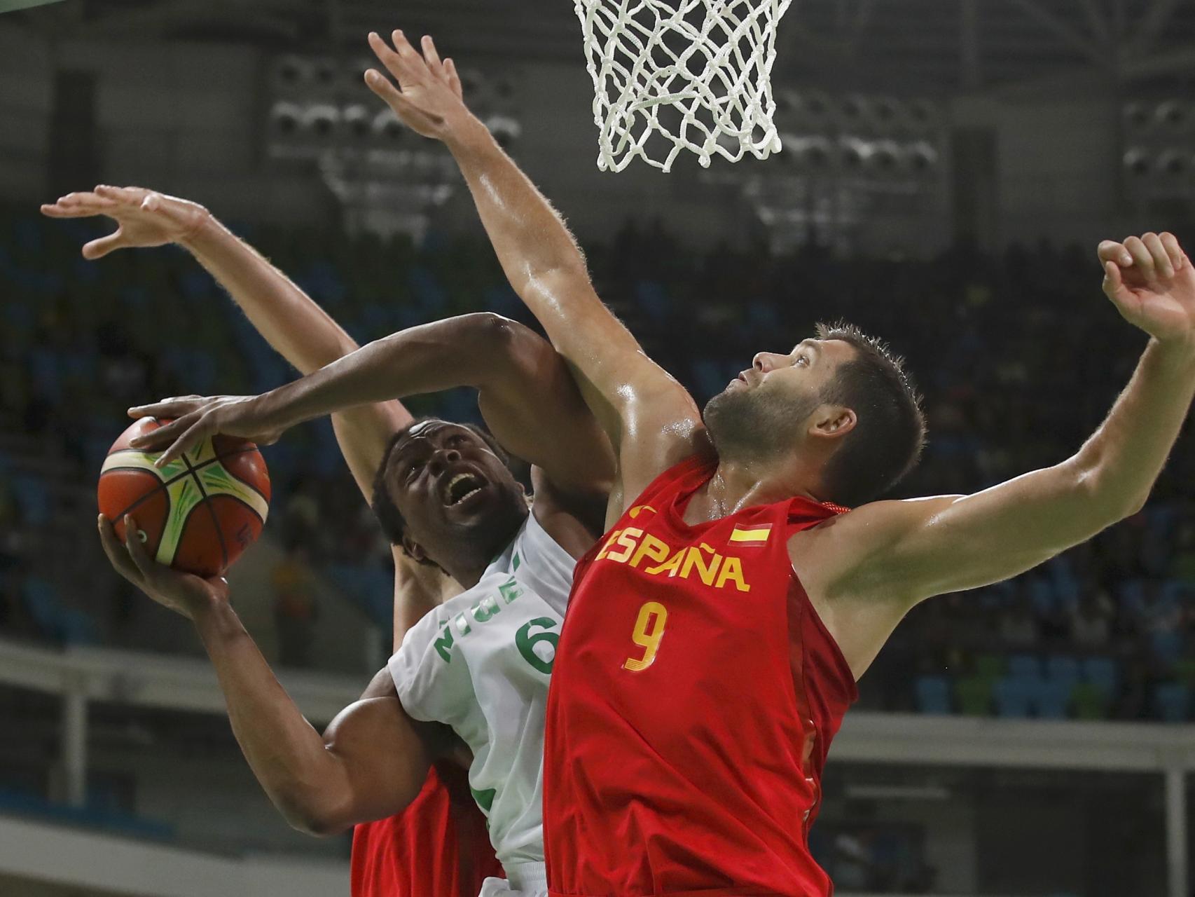 Diogu y Reyes pelean por el balón en el Nigeria-España.