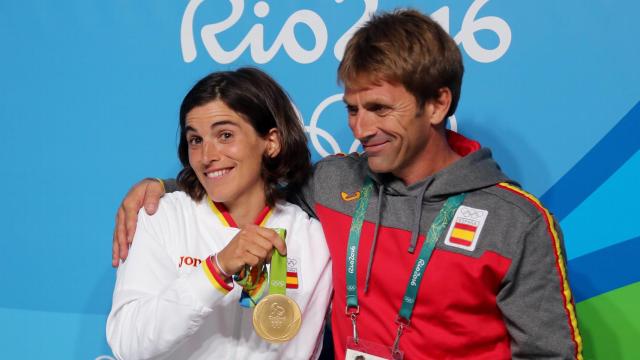 Maialen Chourraut junto a su entrenador y marido, Xabier Etxaniz.