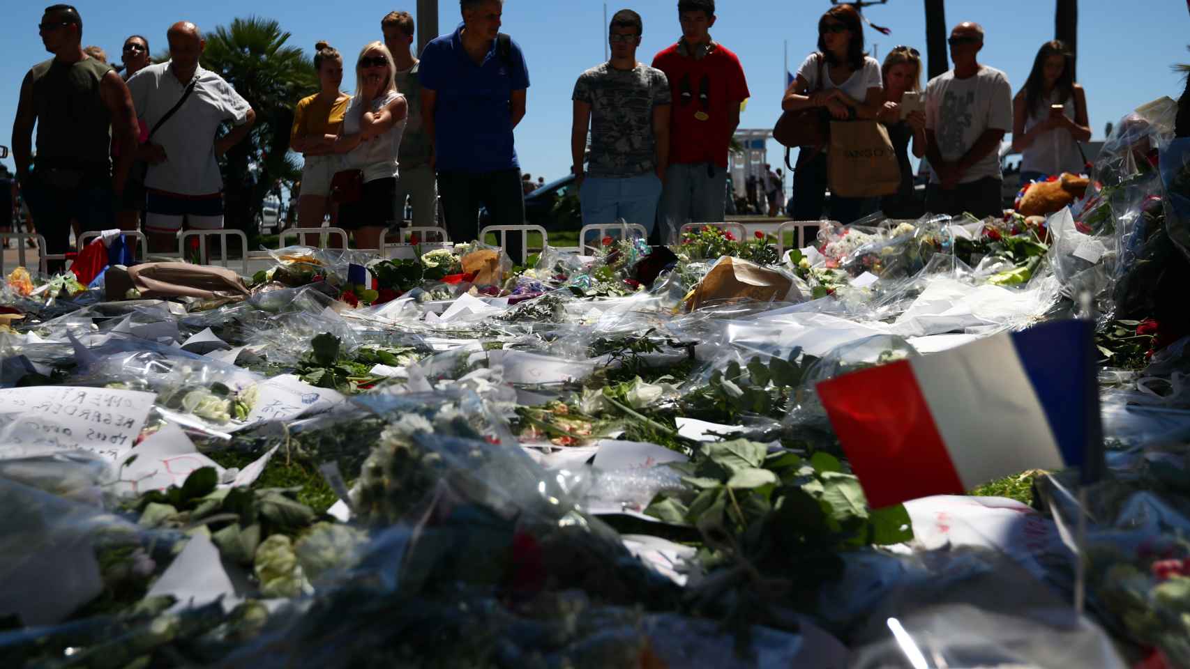 Las flores honran a las víctimas del atentado de Niza en el paseo de los Ingleses.