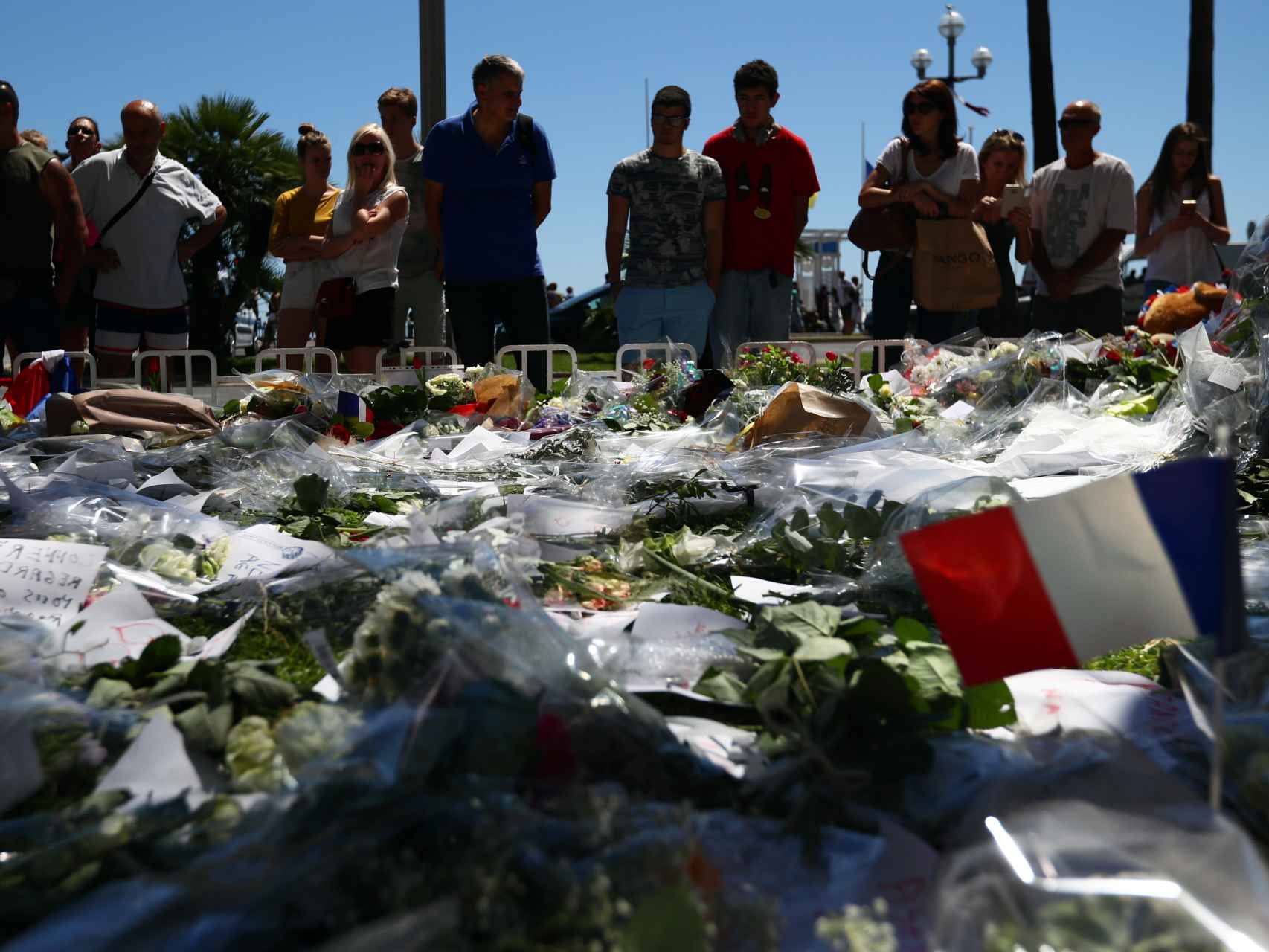 Las flores honran a las víctimas del atentado de Niza en el paseo de los Ingleses de la ciudad.
