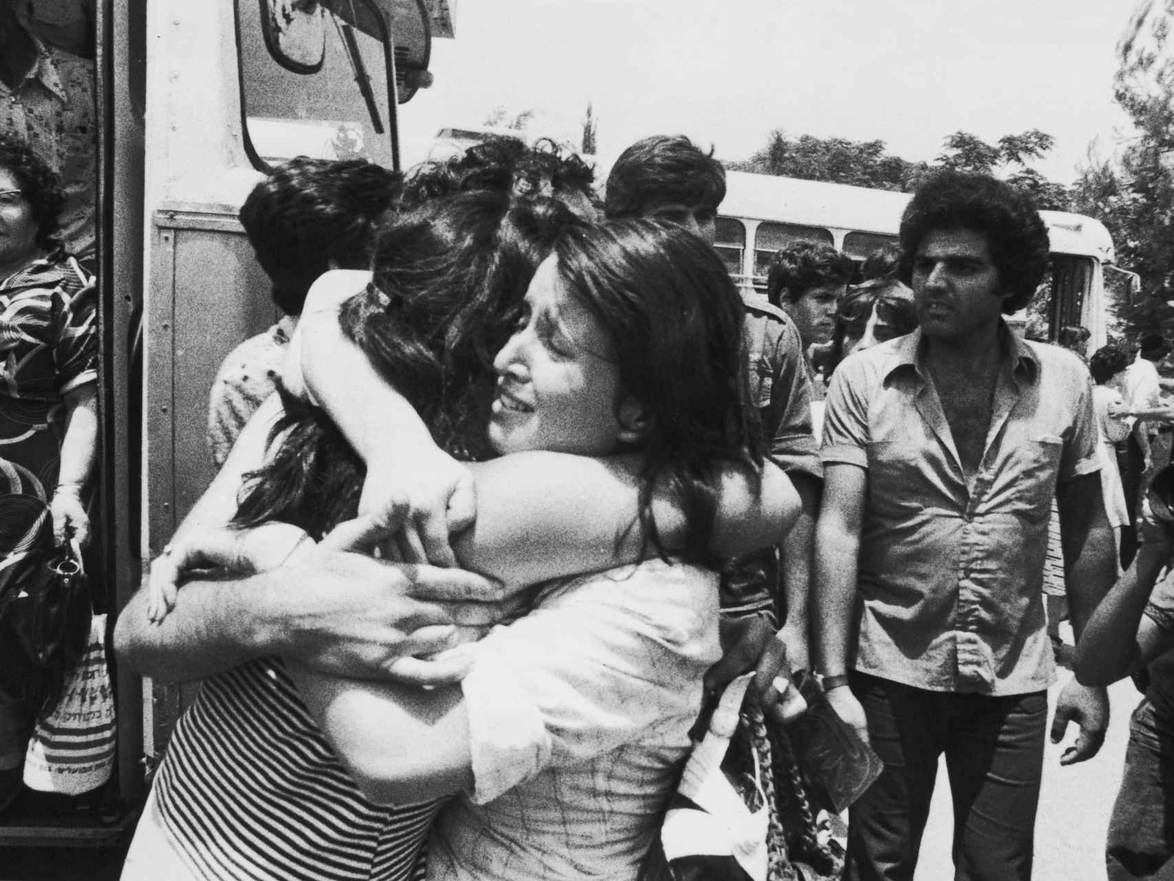 Una rehén israelí es recibido tras el rescate del avión secuestrado en julio de 1976.