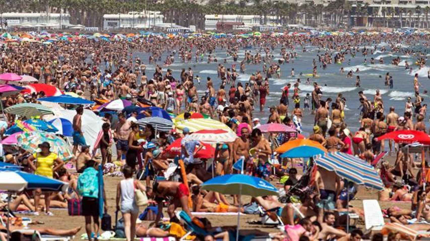 Miles de personas disfrutan del sol y el mar en las playas de la Malvarrosa