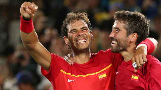 Nadal y López celebran su victoria en dobles.