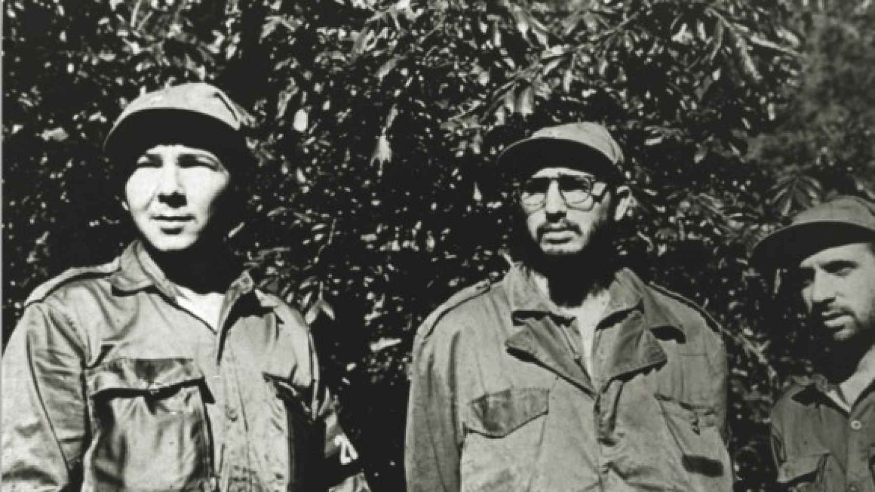 Raúl y Fidel Castro junto a René Ramos Latour.