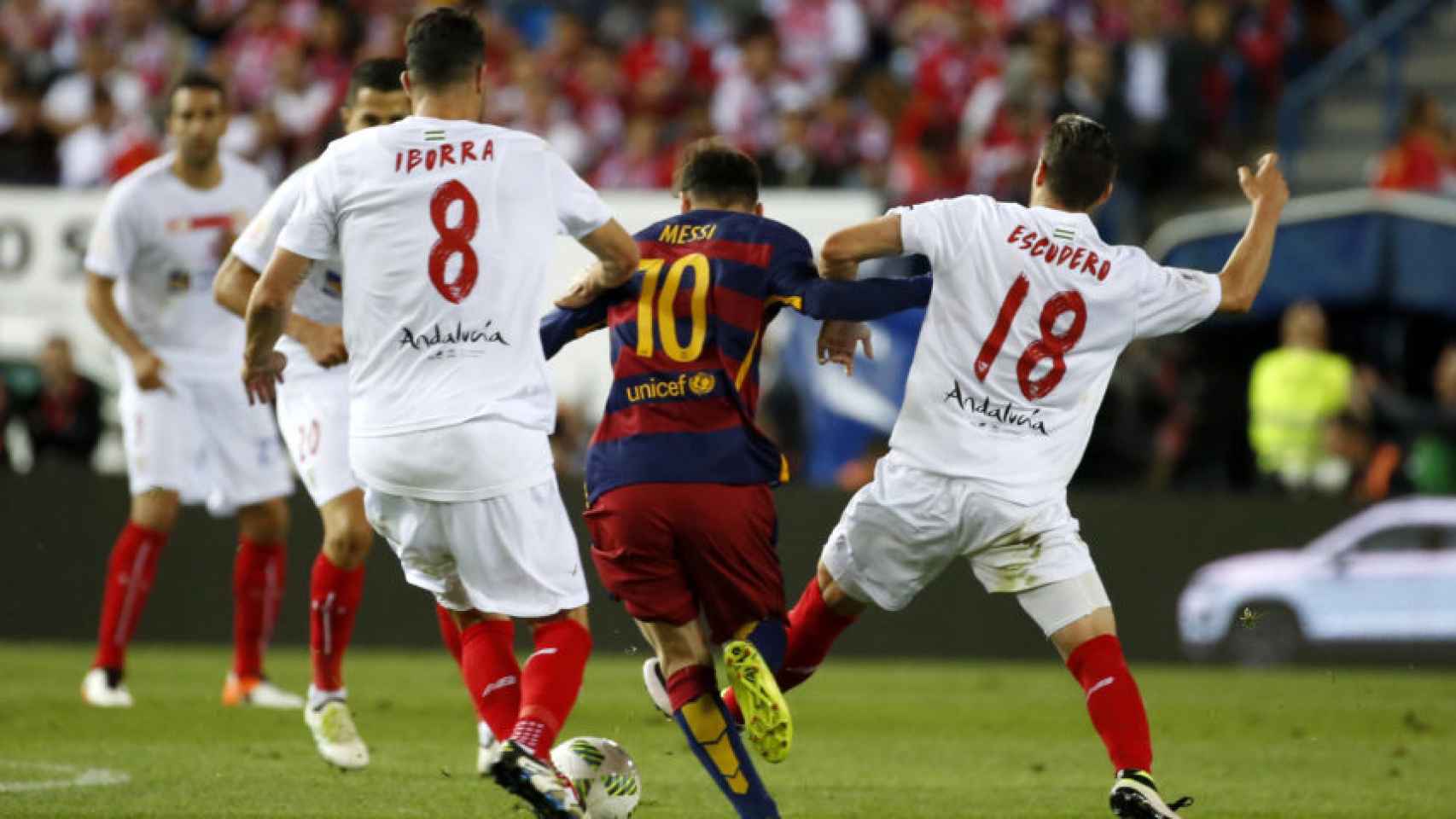 Messi ante Rami y Escudero en el último Barcelona - Sevilla.