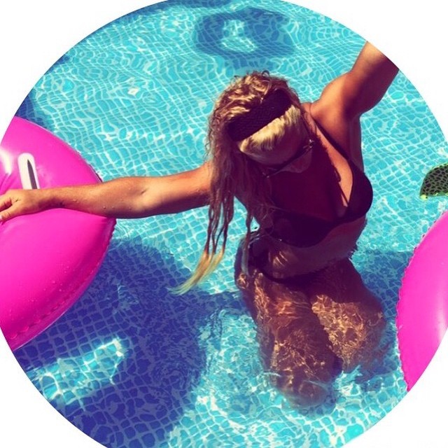 Lydia Valentín muy sexy en la piscina con un bikini negro