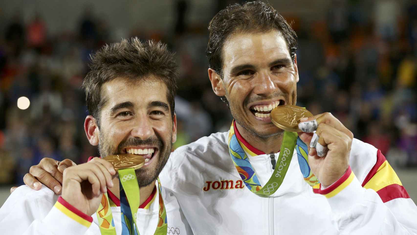 Marc López y Rafa Nadal tras recibir la medalla de oro en el dobles masculino.