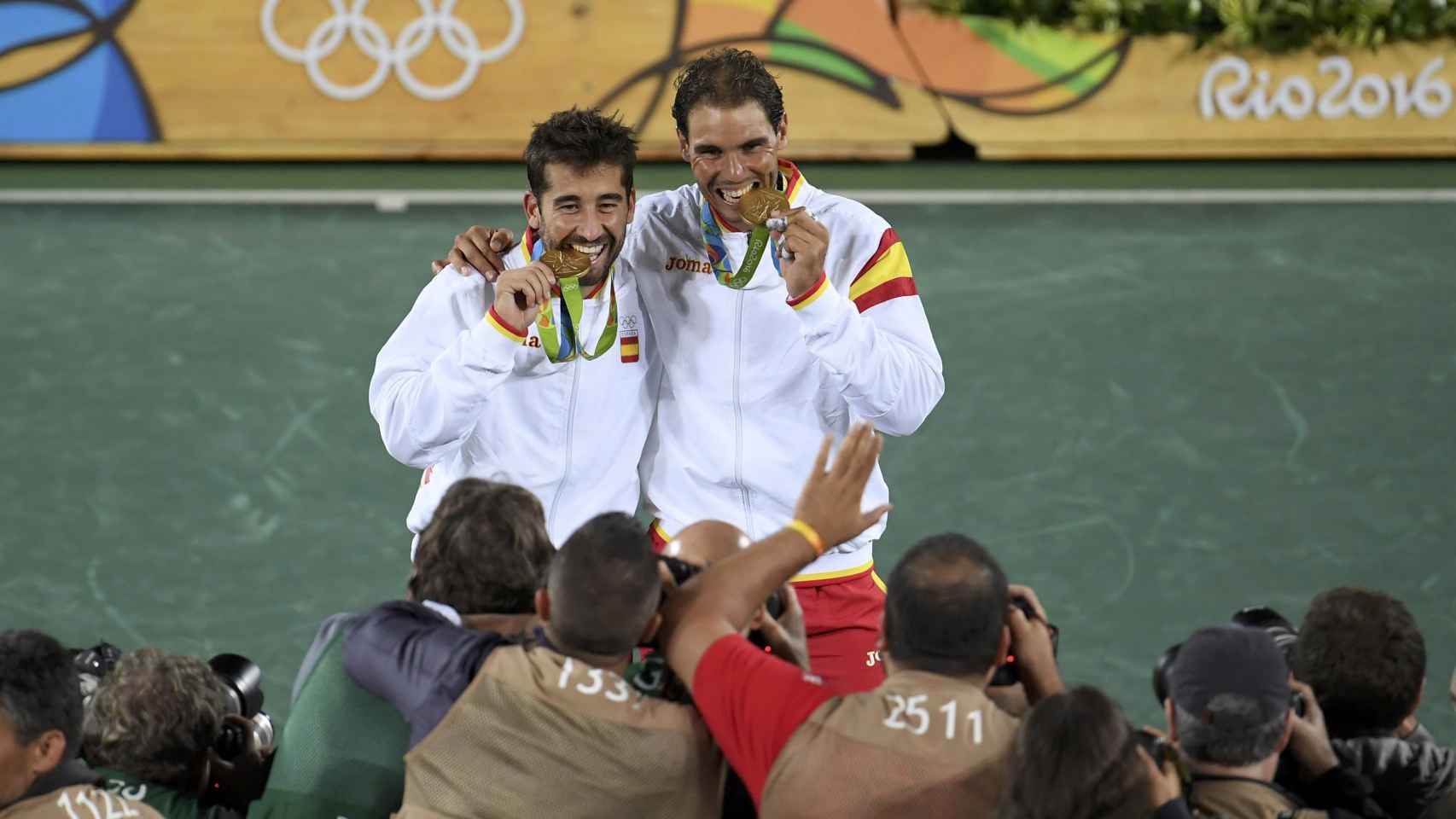 Rafa Nadal y Marc López posan después de ganar el oro en dobles en Río.