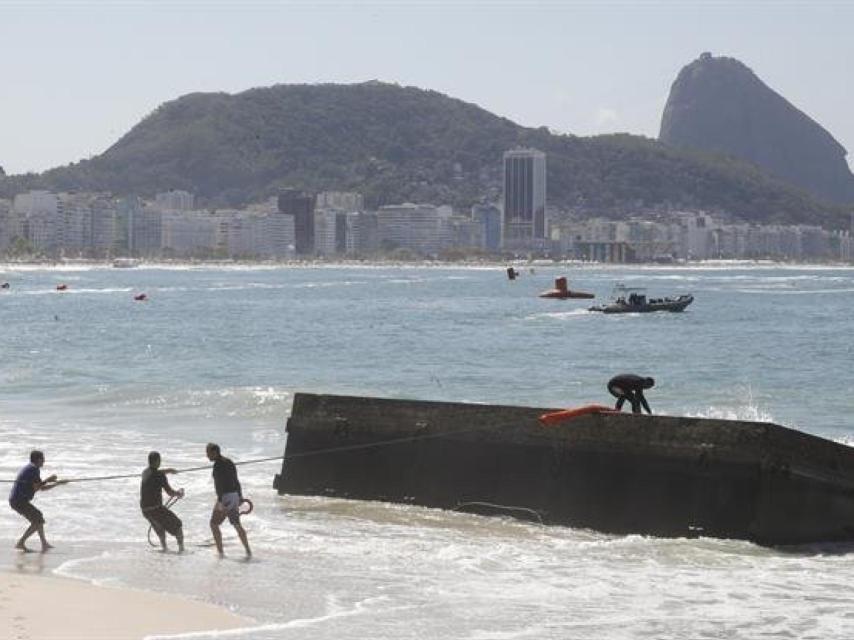 Los operarios intentan recolocar la plataforma de aguas abiertas en Río.