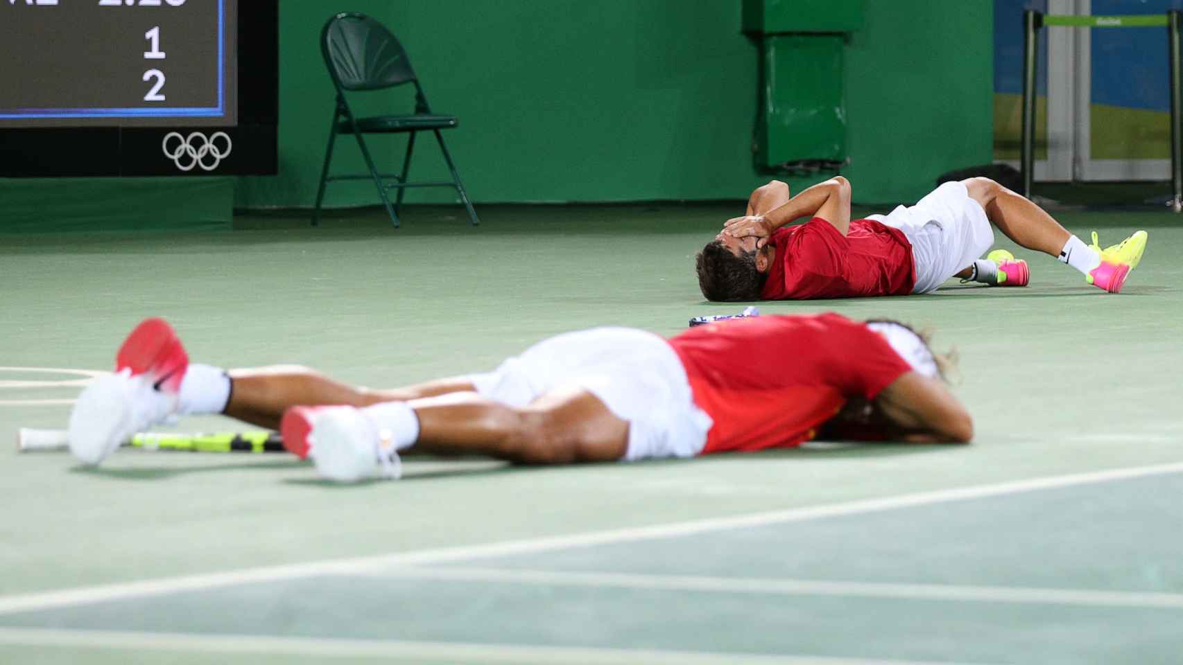 La pareja española, en el suelo, después del último fallo del dúo rumano.