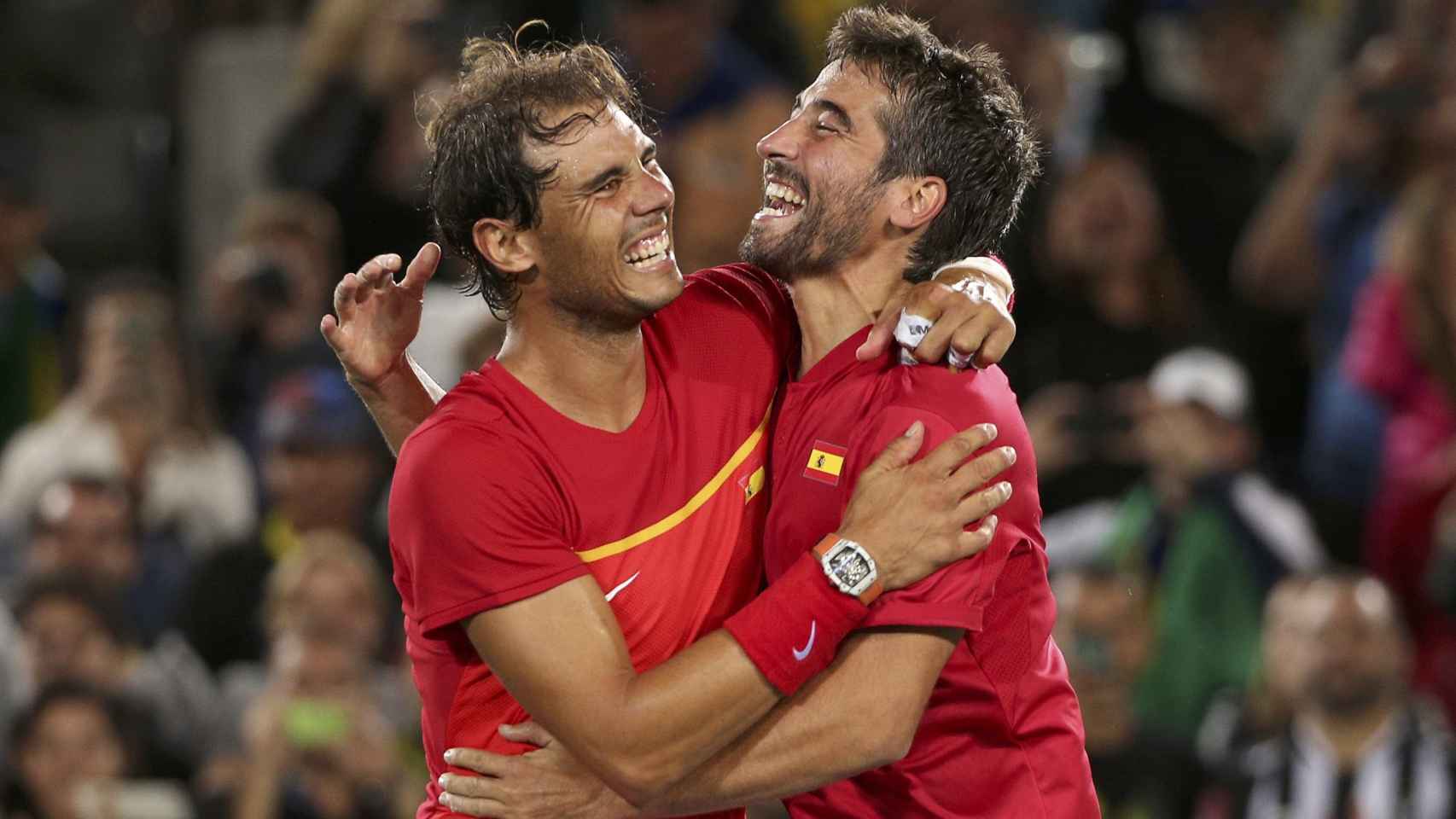 Nadal y López se abrazan como campeones olímpicos.