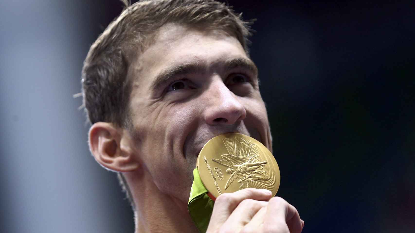 Michael Phelps celebra su victoria en la última prueba de equipos.