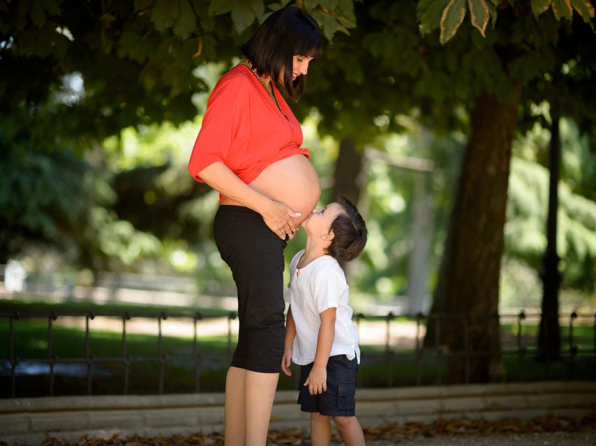 Irene Villa posa con su hijo Carlos para EL ESPAÑOL