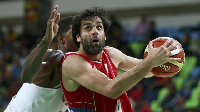 Teodosic intenta anotar ante Estados Unidos.