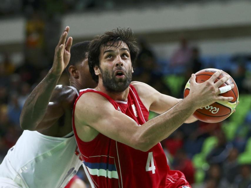 Teodosic intenta anotar ante Estados Unidos.