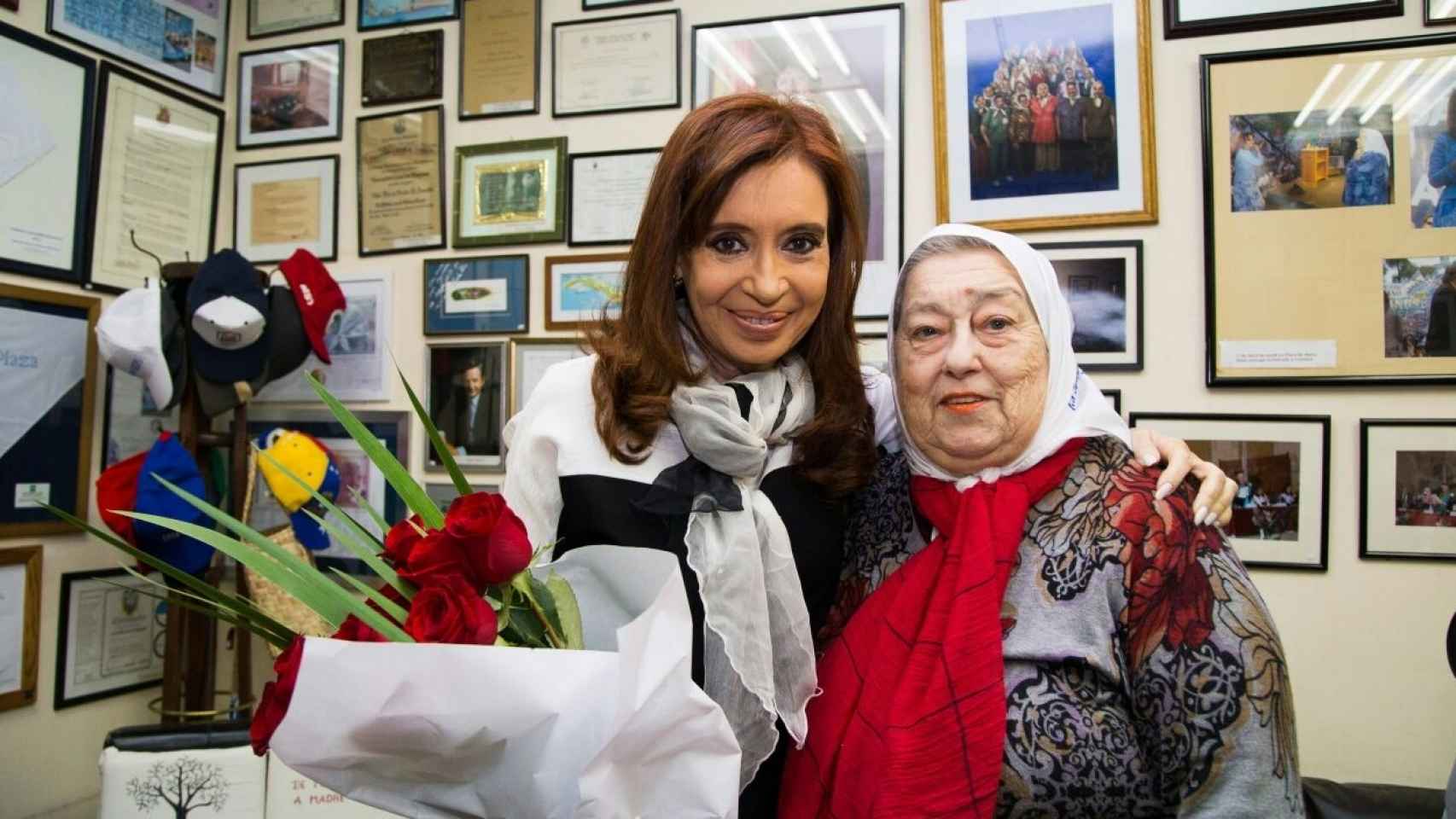 La expresidenta de Argentina y la líder de las Madres de la plaza de Mayo.
