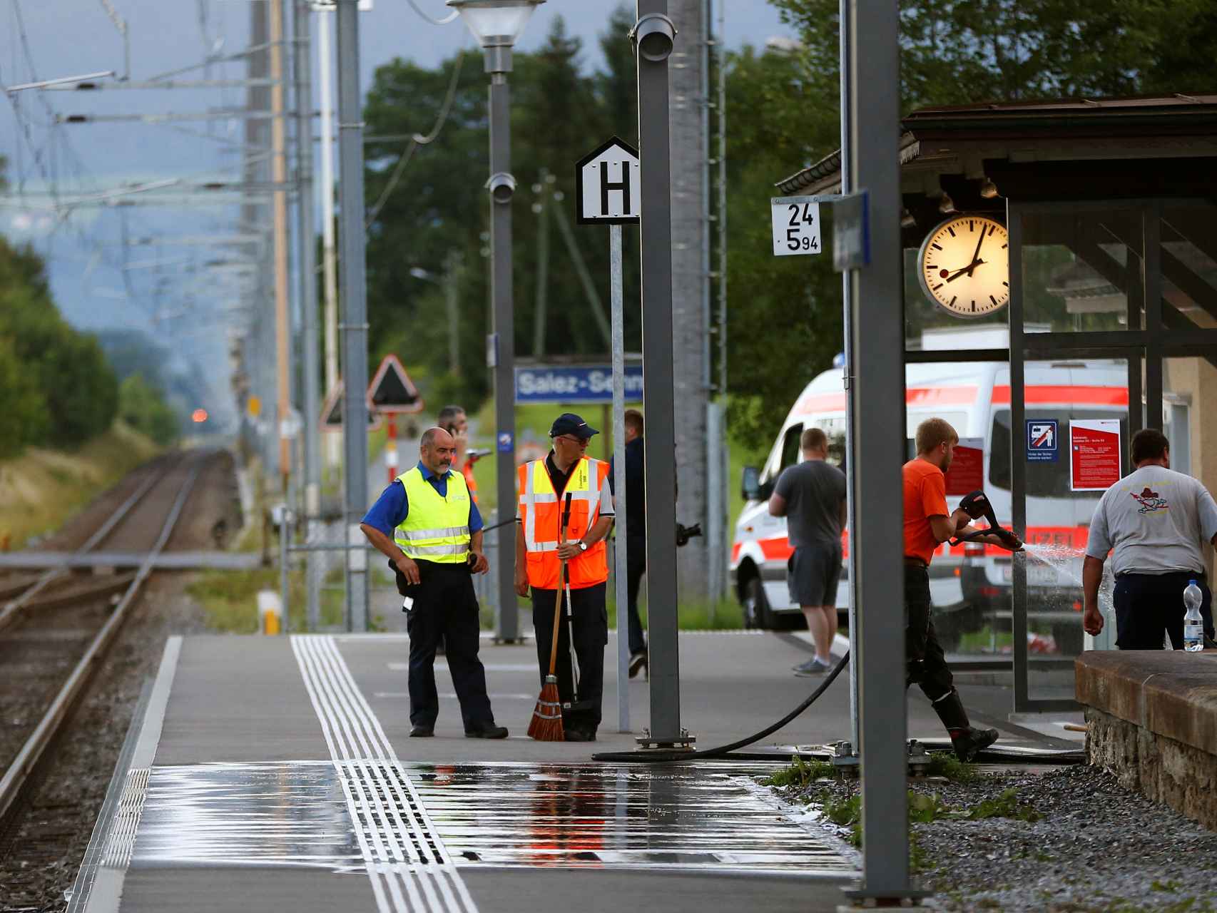La Policía suiza, junto a trabajadores que limpian la zona del ataque.