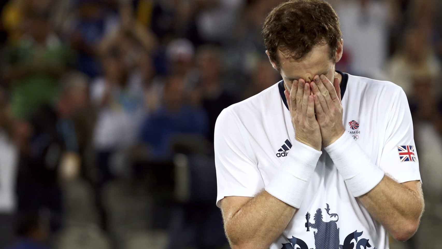 Andy Murray llora en la central tras culminar su victoria en la final.