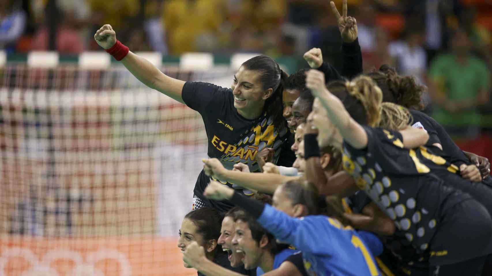 Las Guerreras se echan una foto tras la victoria contra Brasil.