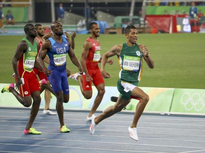 Van Niekerk voló en los 400 metros.