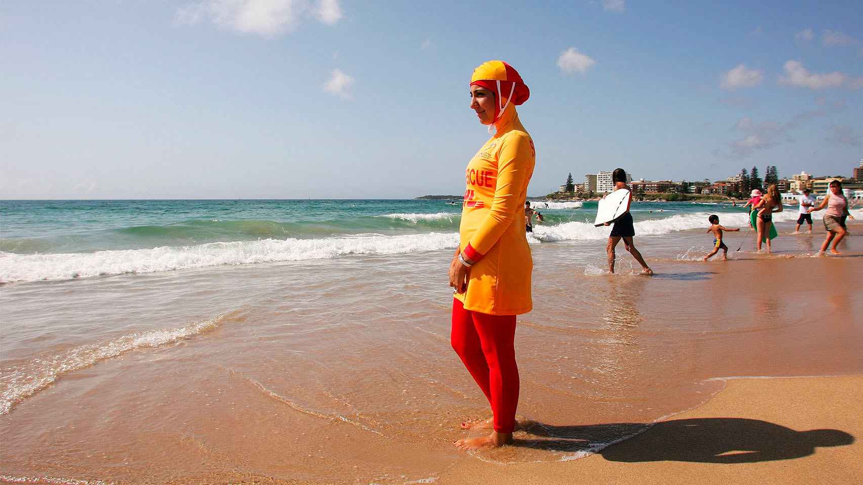 Una mujer , ejerciendo como nadador salvador, en una playa de Australia.