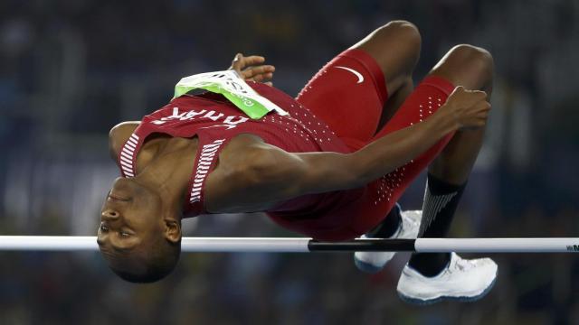 Barshim realiza un salto en la calificación de los Juegos.