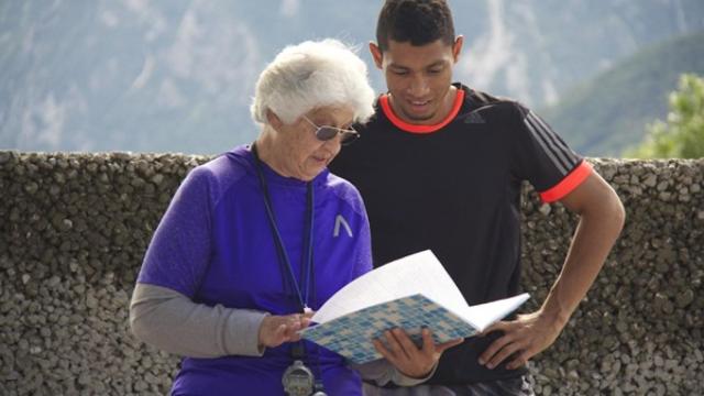 Anna Botha da instrucciones a Van Niekerk.