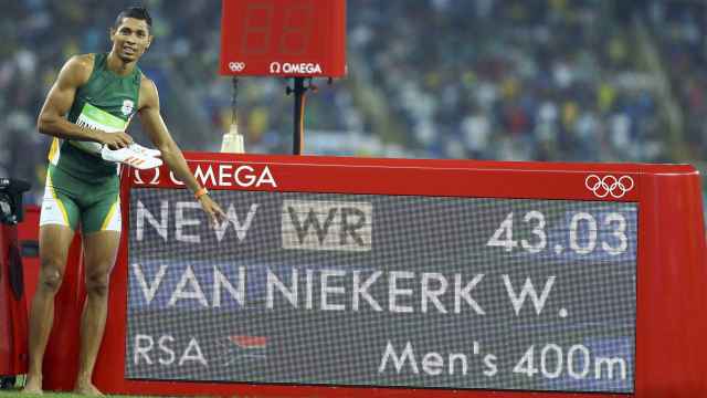 Van Niekerk con su impresionante récord de 400 en los pasado JJOO de Río.