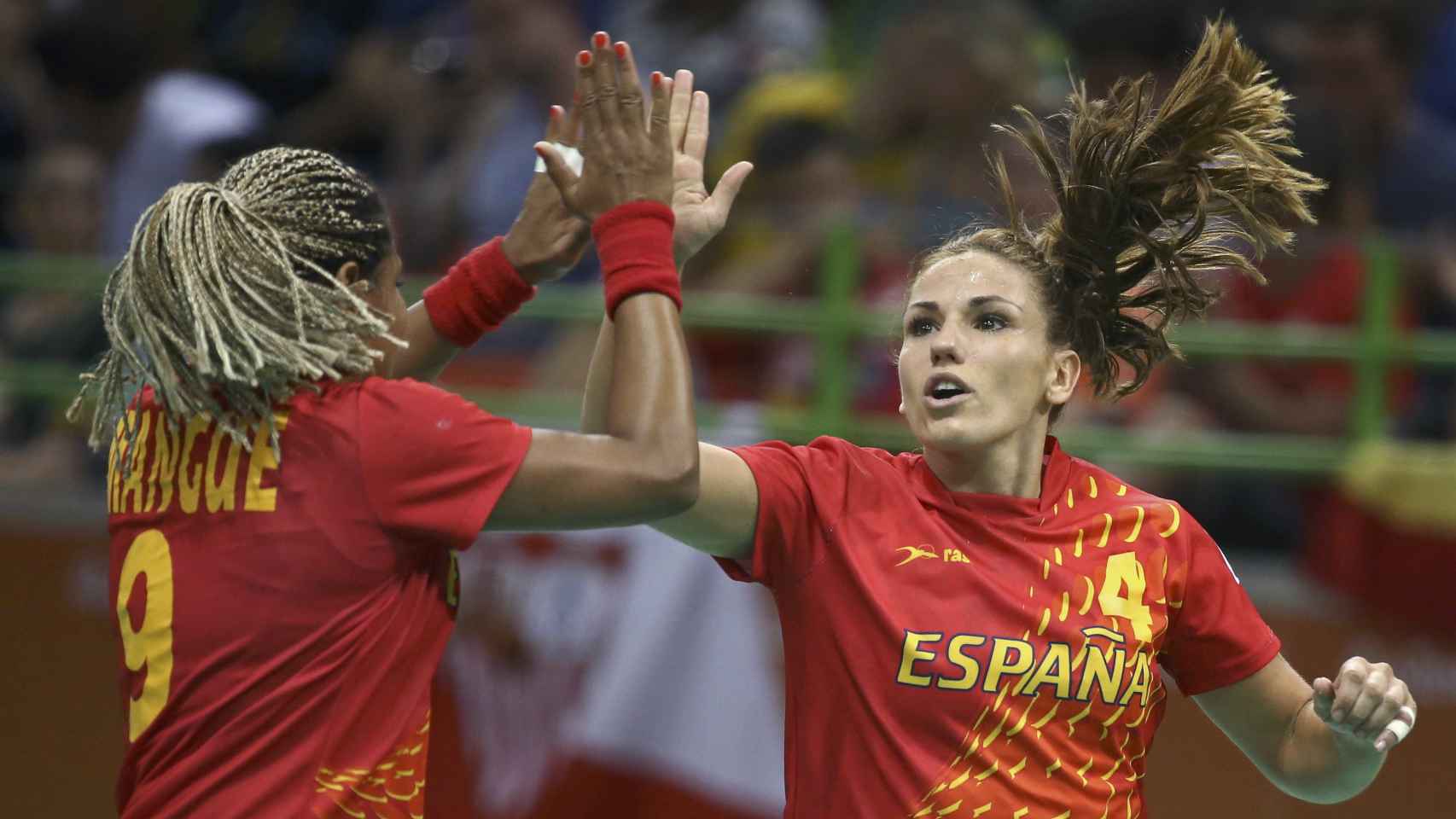 Marta Mangué y Carmen Martín celebran la victoria de España ante Angola.