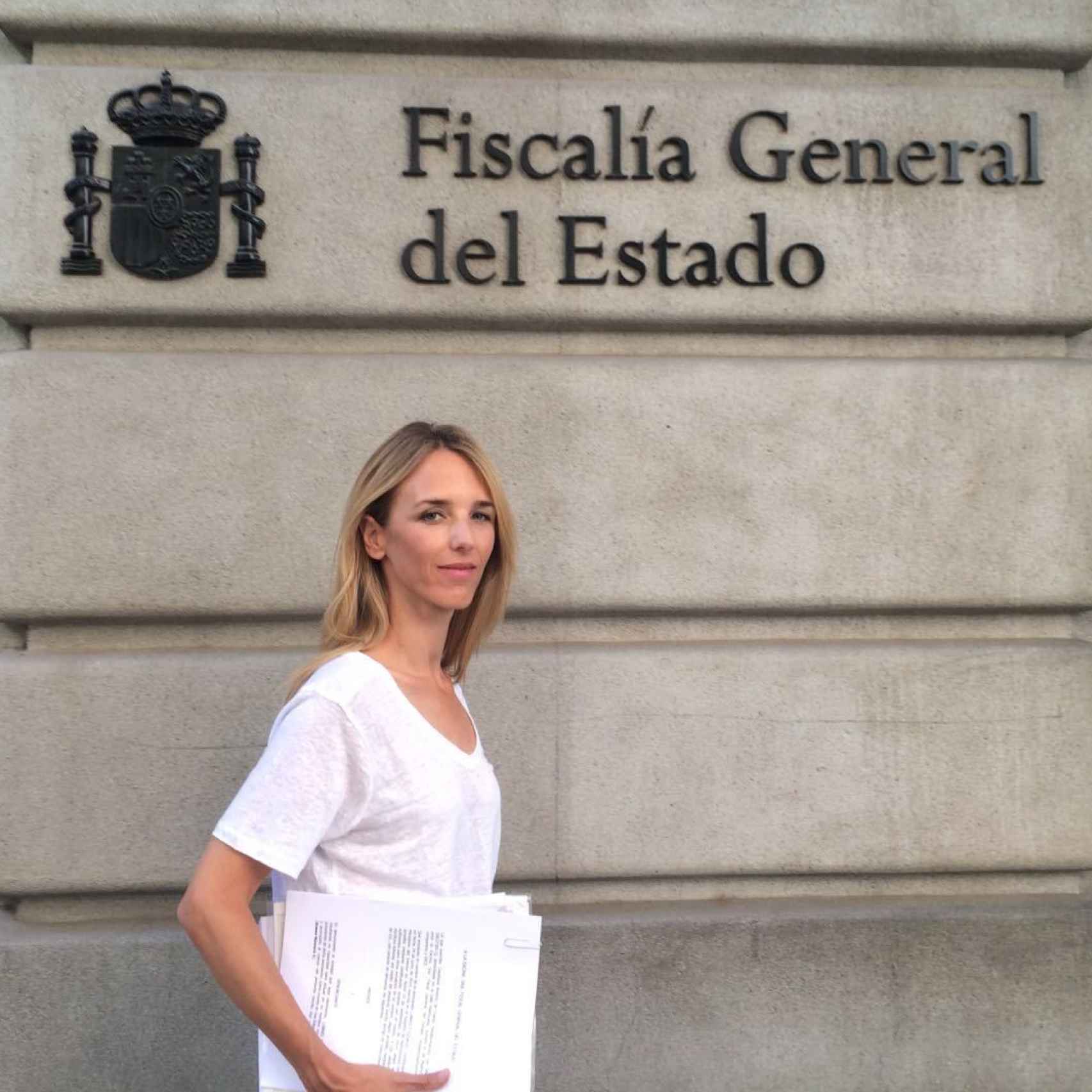 Cayetana Álvarez de Toledo, portavoz de la plataforma, presenta la denuncia ante la Fiscalía.